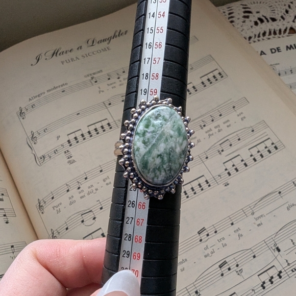 Elegant Silvertone and Green Stone Ring Adjustable - Picture 2 of 7